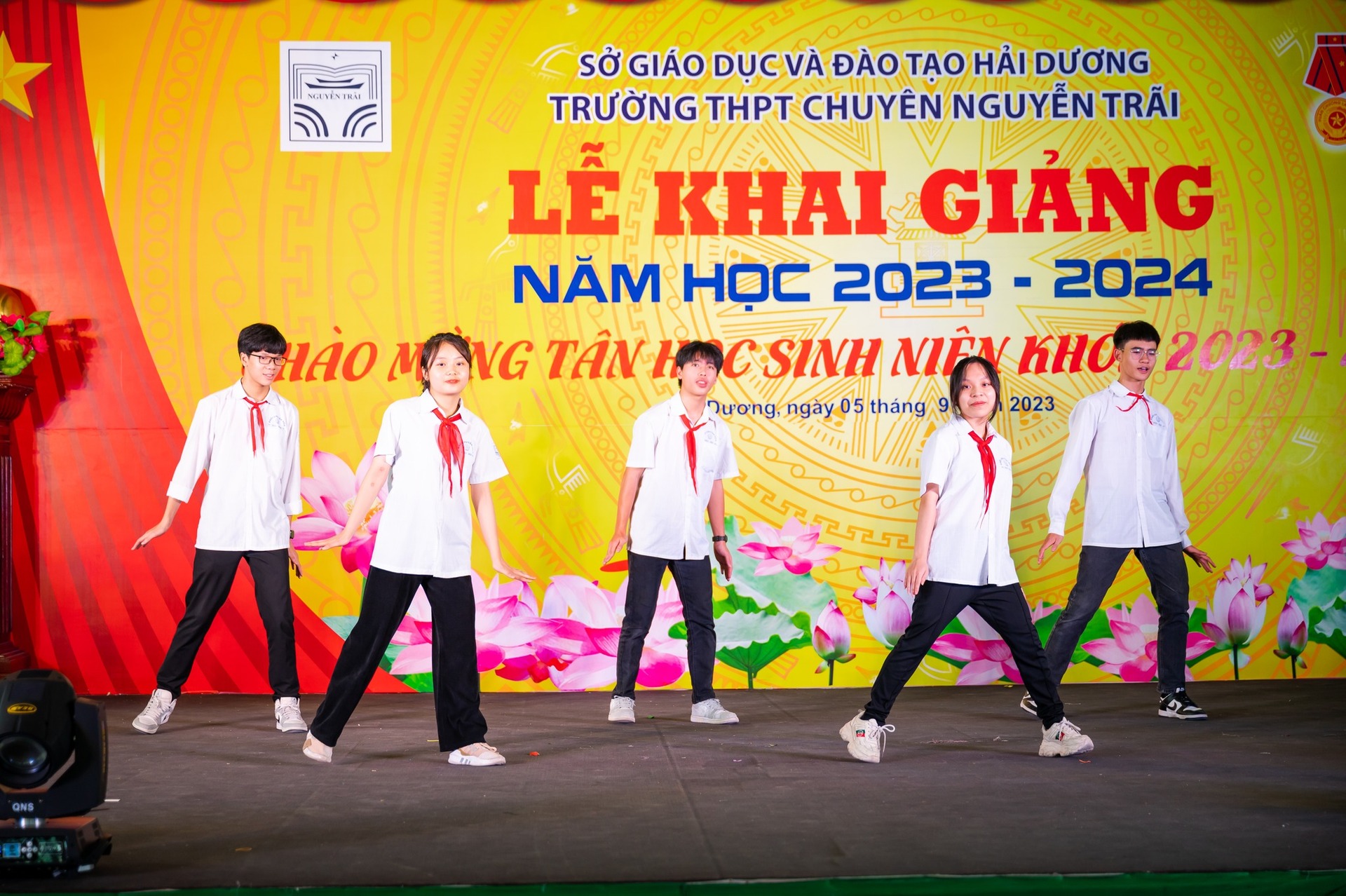 Nhấn để phóng to